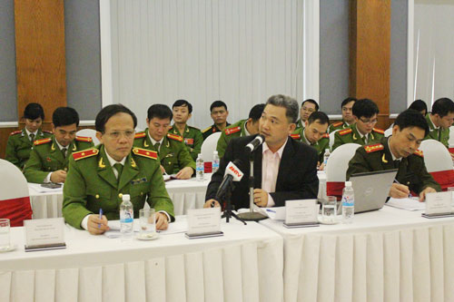 Đại biểu tham luận tại Hội thảo.